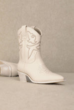 Load image into Gallery viewer, CLAIRE: Off-White / US 6 (1) | 6.5 (1) | 7 (1) | 7.5 (2) | 8 (2) | 8.5 (2) | 9 (2) | 10 (1)